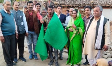 हाथ से हाथ जोड़ो अभियान के दौरान युवा समाजसेवियों द्वारा गरीबों को बांटे कंबल