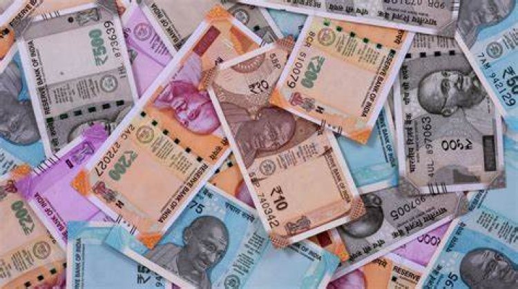 यूट्यूबर ने वेब सीरीज देखकर कार से सड़क पर फेंके नोट