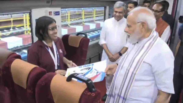 पीएम मोदी ने भोपाल में पांच वंदे भारत ट्रेनों को हरी झंडी दिखाई