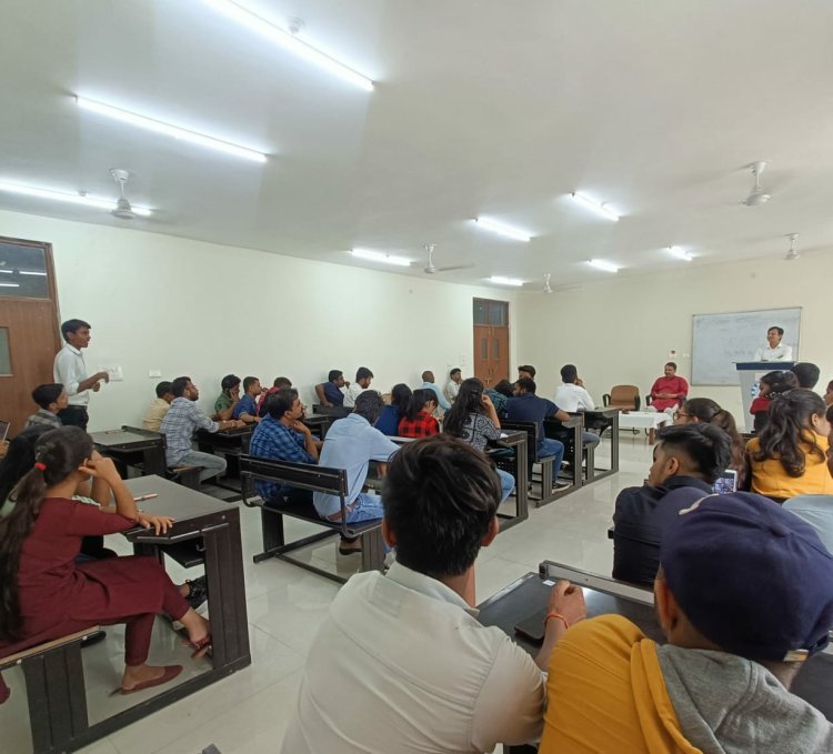 माखनलाल चतुर्वेदी राष्ट्रीय पत्रकारिता एवं संचार विश्वविद्यालय रीवा परिसर में विशेष व्याख्यान का हुआ आयोजन.