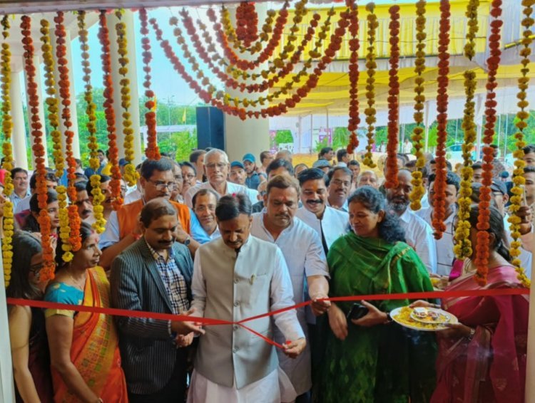 मुख्यमंत्री शिवराज सिंह चौहान ने किया एमसीयू रीवा परिसर का लोकार्पण प्रदेश के जनसंपर्क मंत्री राजेन्द्र शुक्ल भी रहे उपस्थित ।